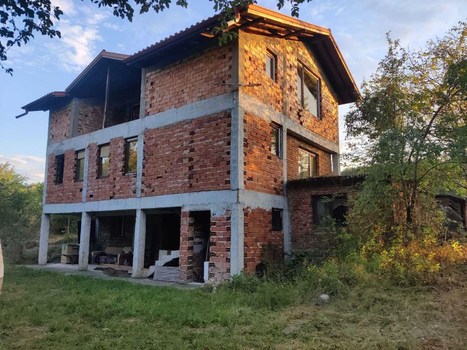 Къща в Ловеч, област-с.Скандалото площ 261 цена 120675