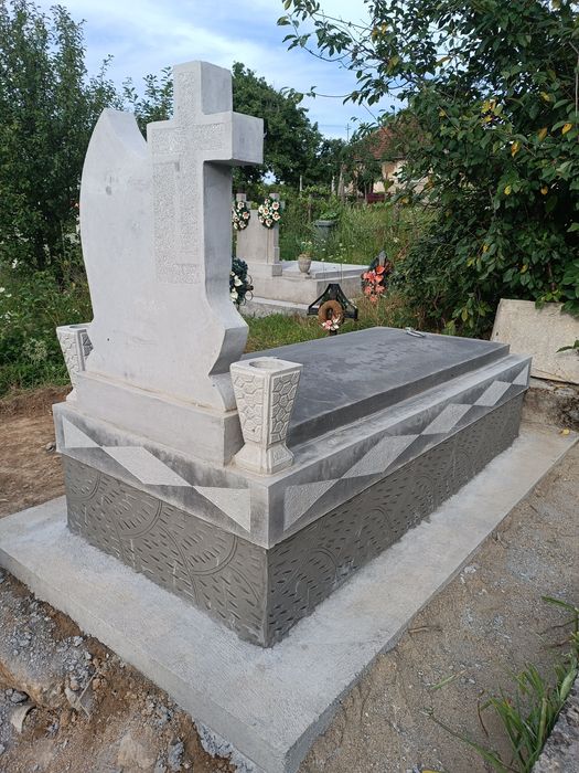 Morminte monumente funerare