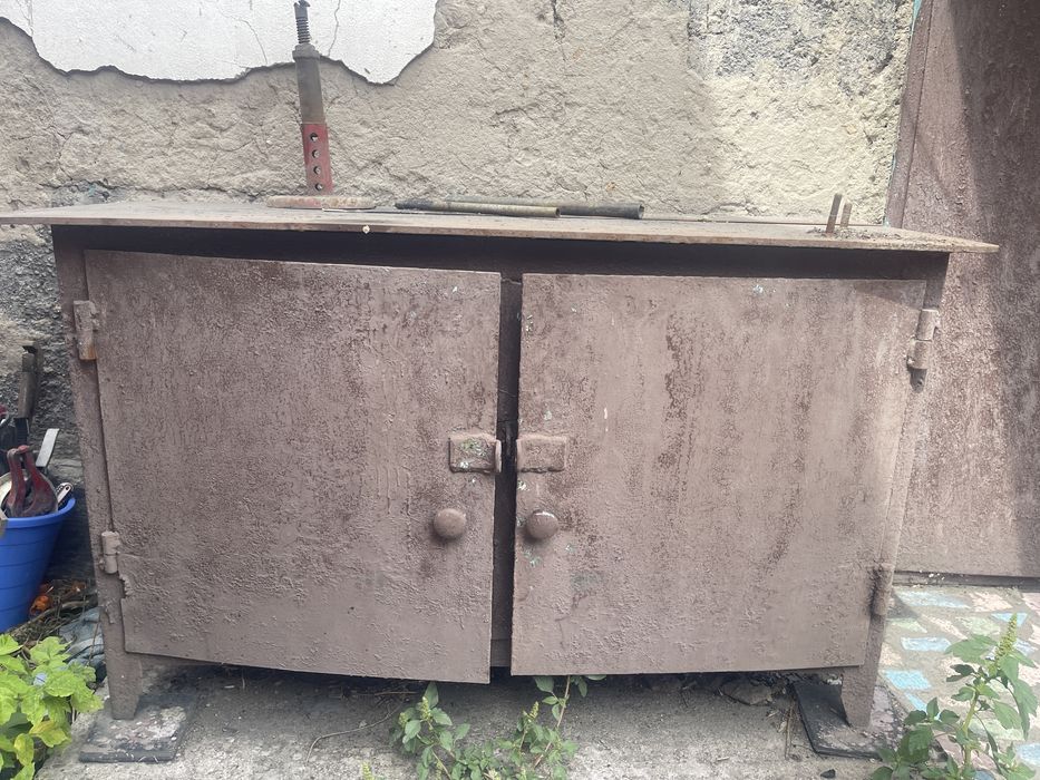 Продам железный стол с тисками