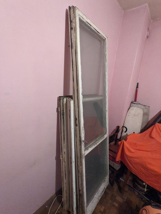 Подарява се стара свалена дървена дограма - 15 прозореца и 2 врати