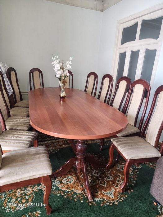 Stol va stullar yaxshi holatda