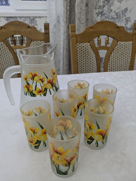 Кувшин с бокалами