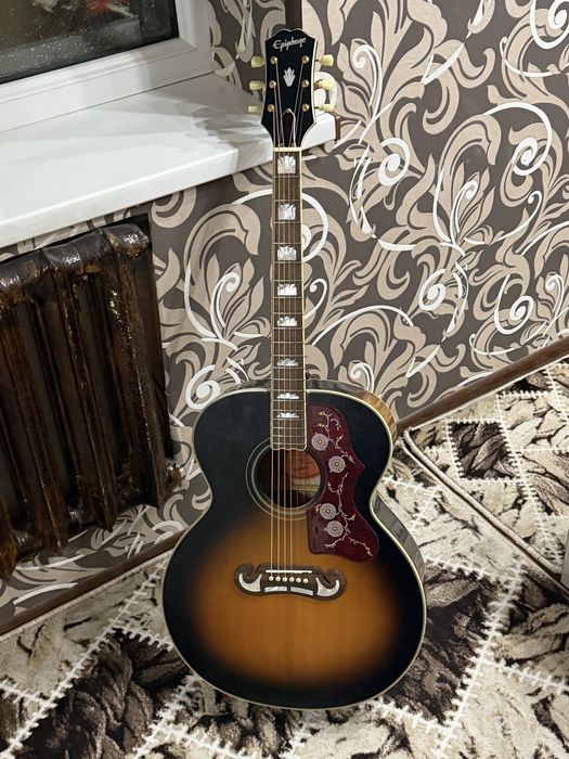 Epiphone J-200 aged vintage