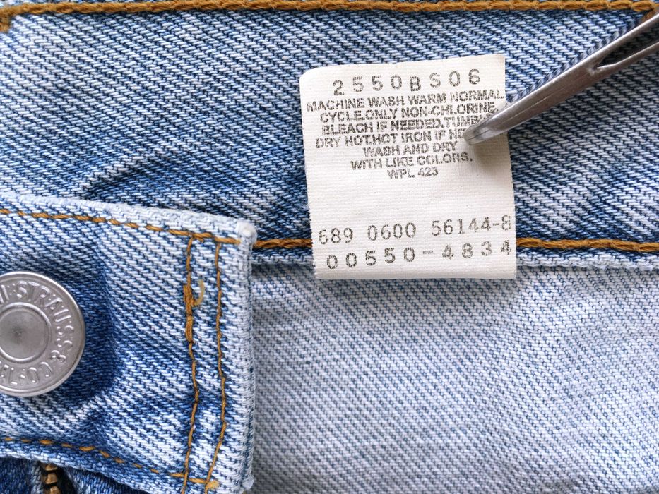 VINTAGE 2000 Colombia Made LEVI'S® 550™ Relaxed Fit Jeans — W31 L32