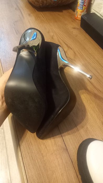 Женски Ботуши ниски боти ,Черните едните са 40,другите черни са 38 ном