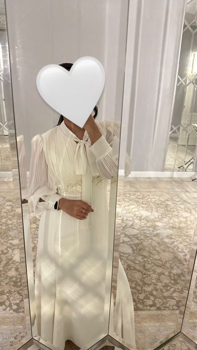 Нежное силуэтное платье