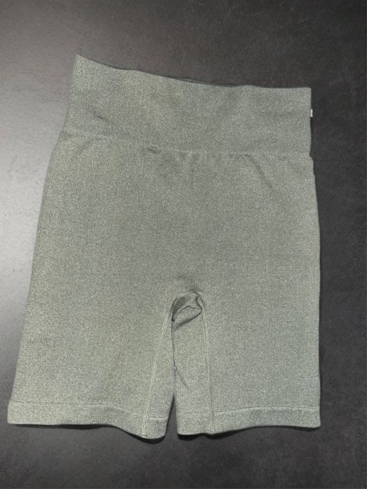 Спортивные шорты цвета хаки