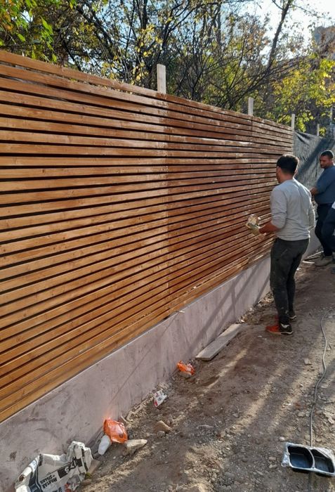 Meseriasi in constructii garduri de peste 10 ani, construim începând de la garduri din sipca metalica, panouri stil jaluzele, tabla cutata, plasă bord
