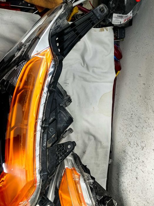 Оригинални фарове Mitsubishi L200