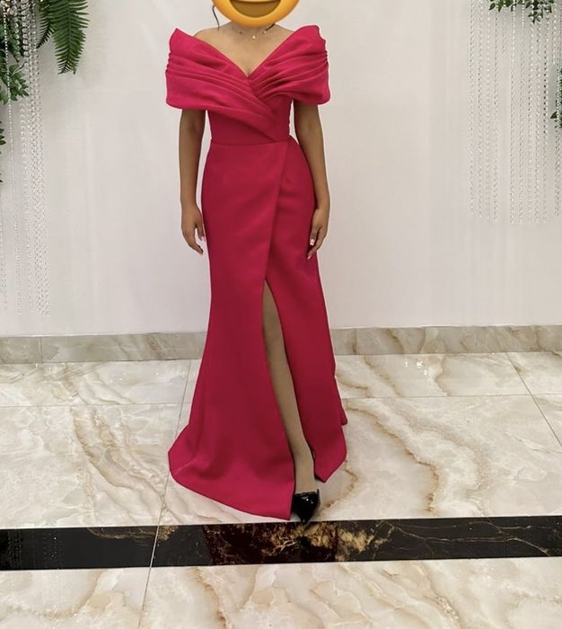вечернее платье насыщенного малиново-красного цвета.