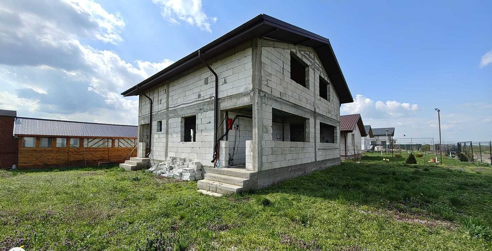 Casa in curs de constructie de vanzare