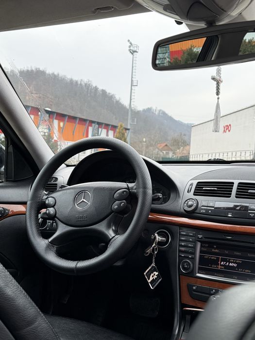 Vând Mercedes-Benz E class