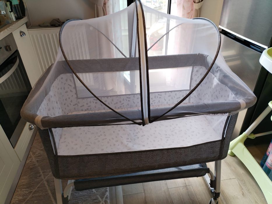 Pătuț Bebe Multifuncțional / Co-Sleeper Gri, cu Plasă de Țânțari Integrată – Ca Nou!l