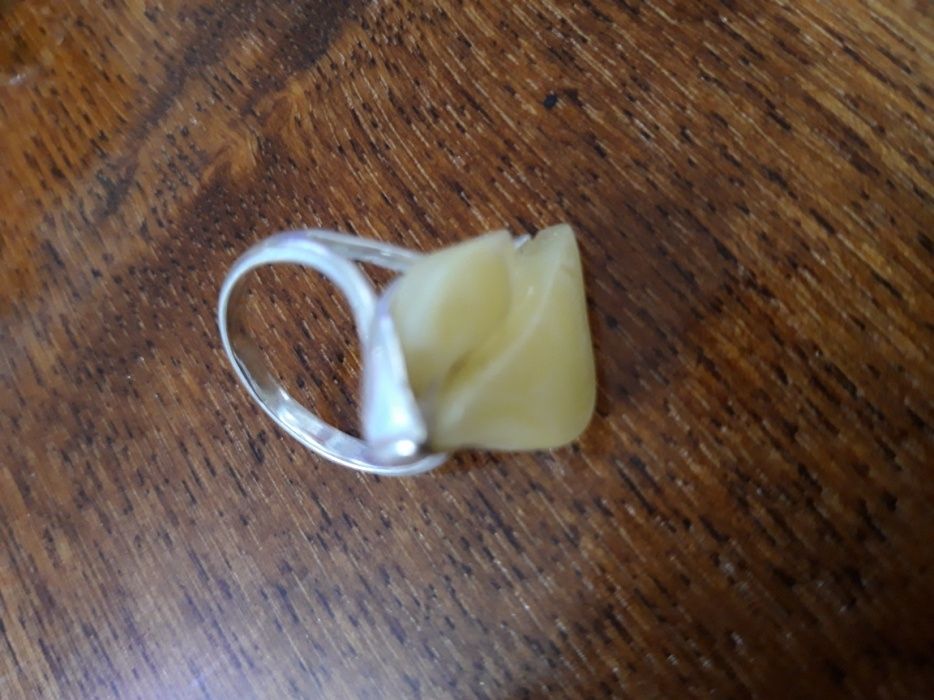 Кольцо с натуральным янтарем