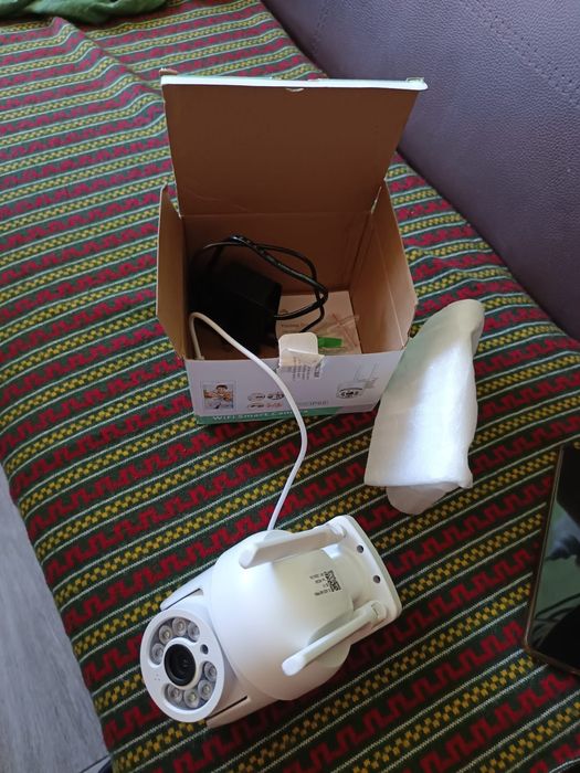 Vând 2 camere wifi noi