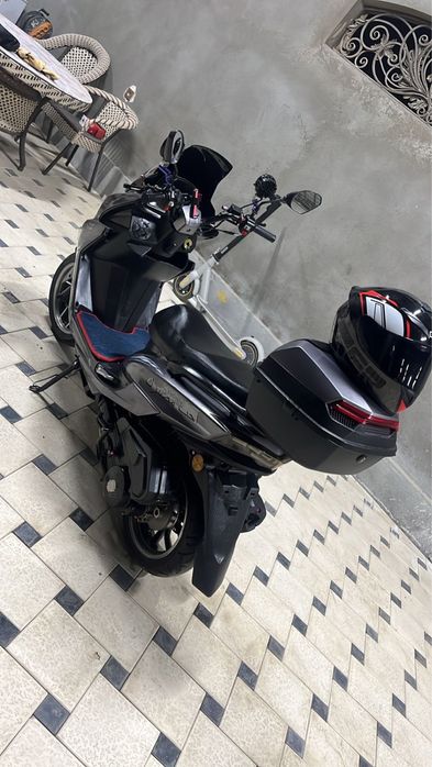 На продаже Макси скутер