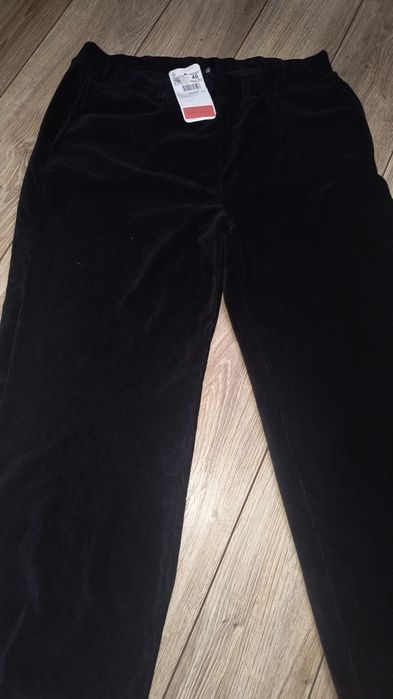 Pantaloni din velur fin, nou cu eticheta, moderni, cu crac drept