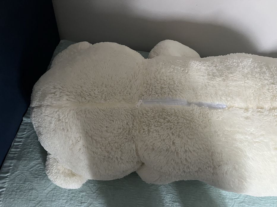 большой белый мишка