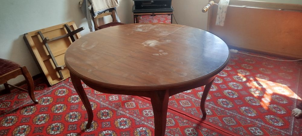 Oshxonaga ochilib yopiladigan stol 6 ta stuli bilan sotiladi