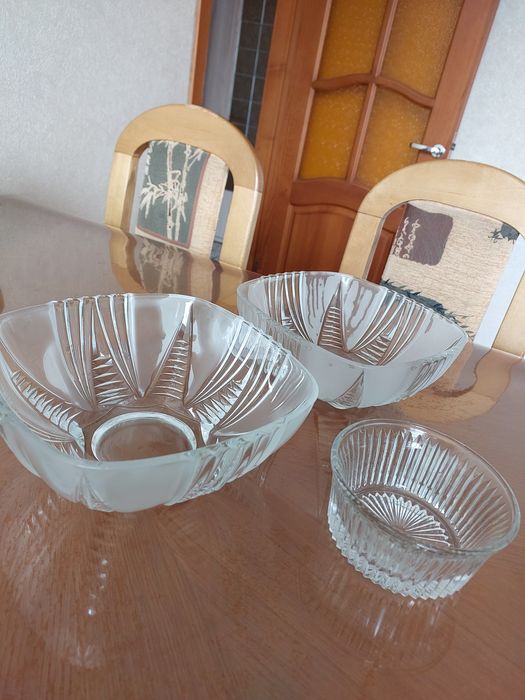 Разная посуда из стекла и дерева