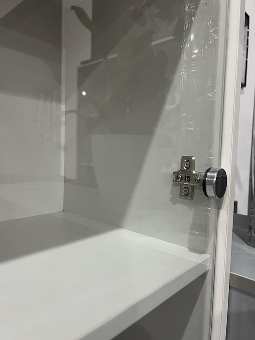 Продам стеллаж , стеклянные дверцы