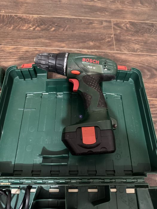 Vand 2 buc  Bosch PSR 060395550W/U cu 2 acumulatori 12V + accesorii + 1 buc Bosch Psr 9,6 cu acumulator