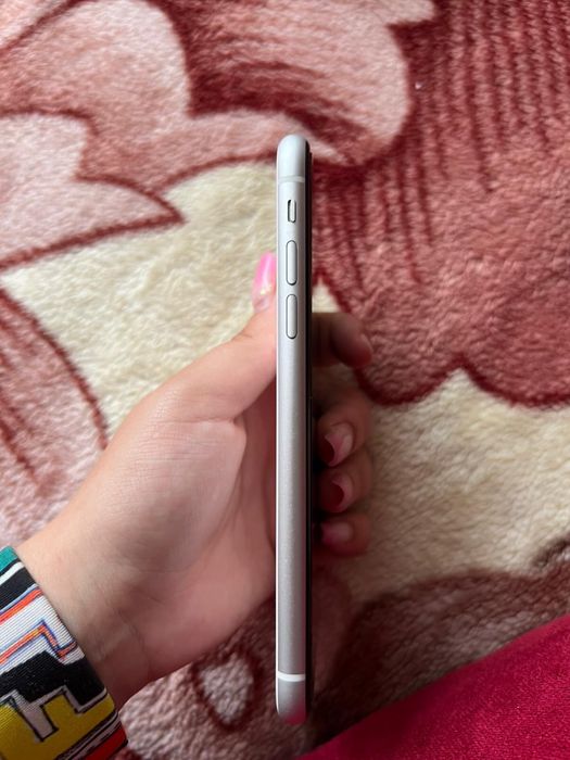 Vând iPhone XR White – 64GB neg