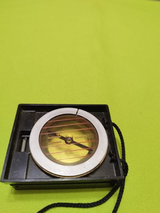 Продавам два компаса