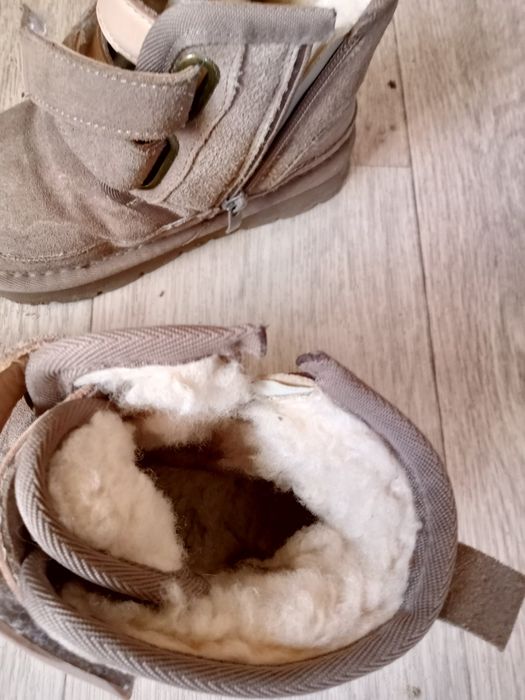 Продам детские зимние сапожки -уги. Очень теплые . Размер 29.Жилгородо