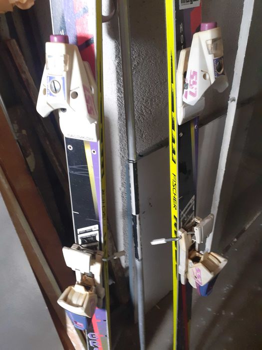 Продавам запазени ски Fisher с щеки