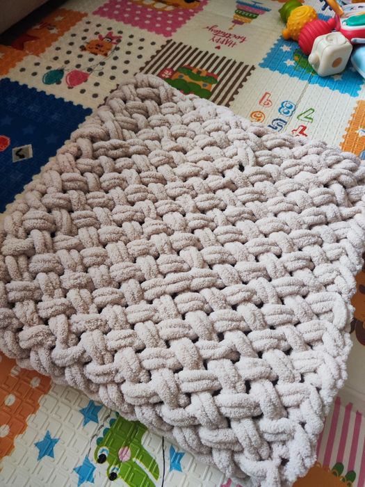 Чисто ново ръчно плетено одеалце в бежов цвят 80х85 см, много меко