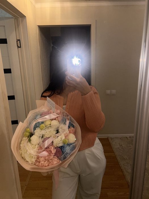 Подарите девушке цветы на 8 марте)