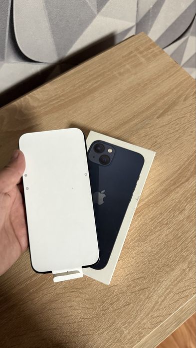 Продам IPhone 13