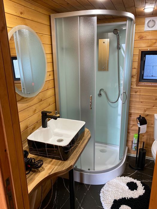 Домик в горах с видом на город