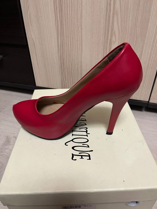 Червени обувки на ток