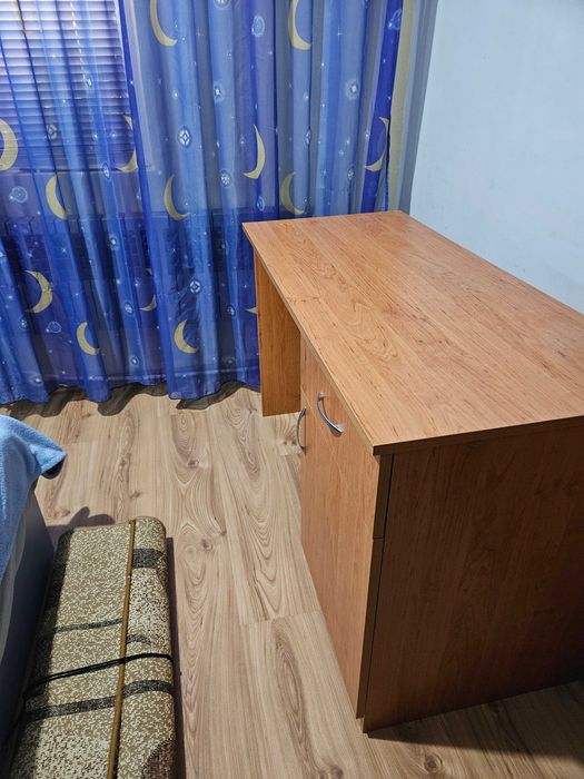 Практично дървено бюро