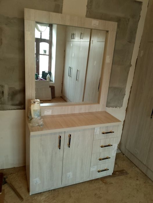 Ajoyib koʼp tortmali mebel