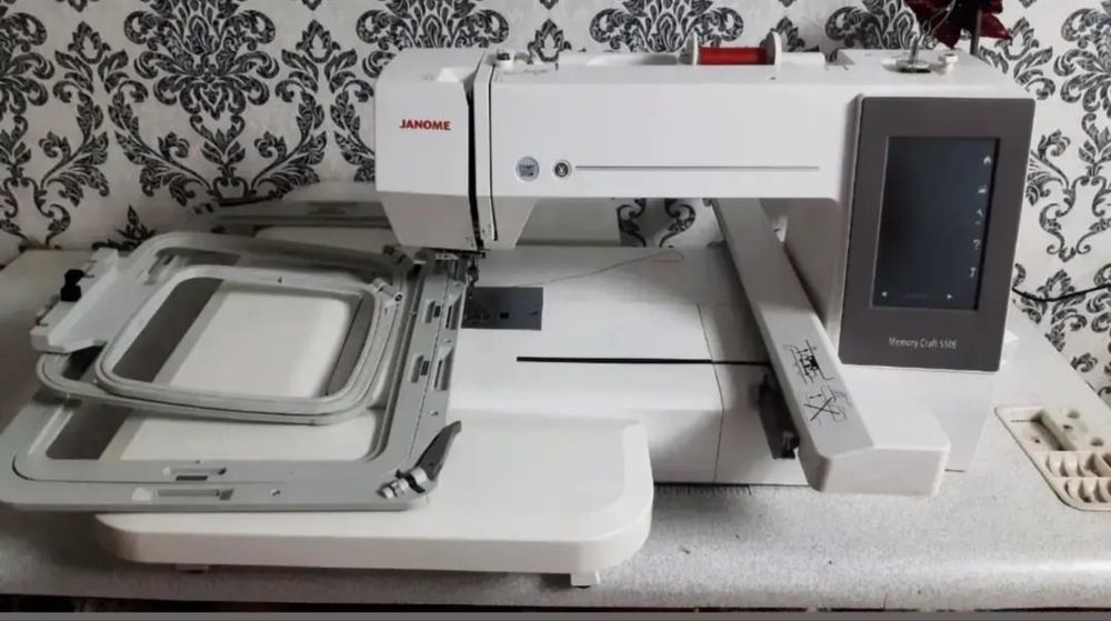 Продаю Вышивальную машинку Janome MC550E и Ноутбук