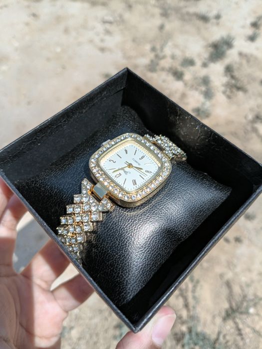 Продам абсолютные новые женские кварцевые часы в вечернем стиле!