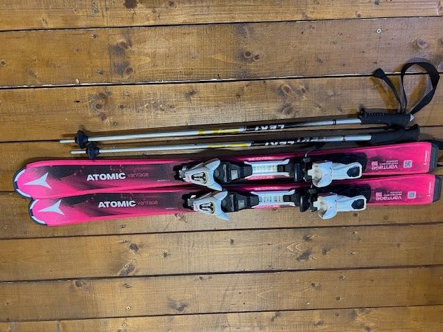 Schiuri ATOMIK Vantage 110 copii; cu legaturi si bete Leki 90 cm