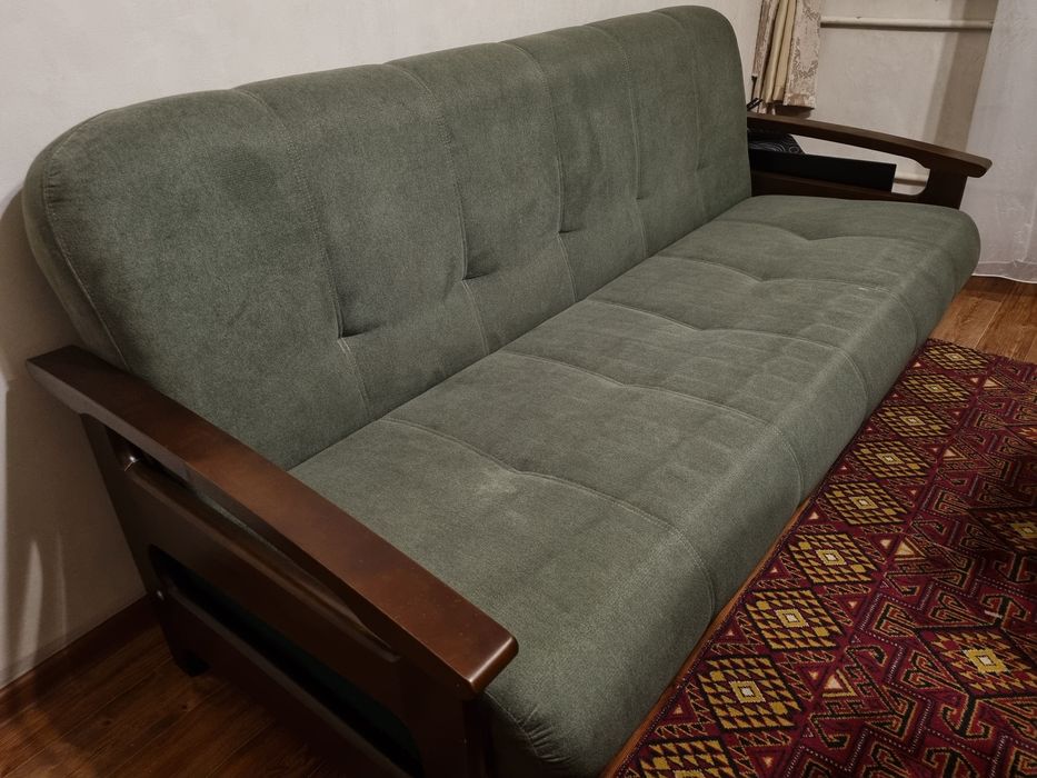 Диван темно цвета