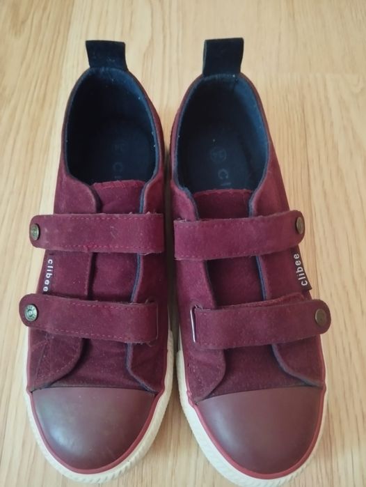 Teniși nr. 34, disponibile 2 perechi