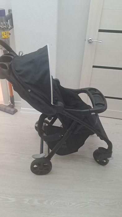 Продается детская прогулочная коляска Joie