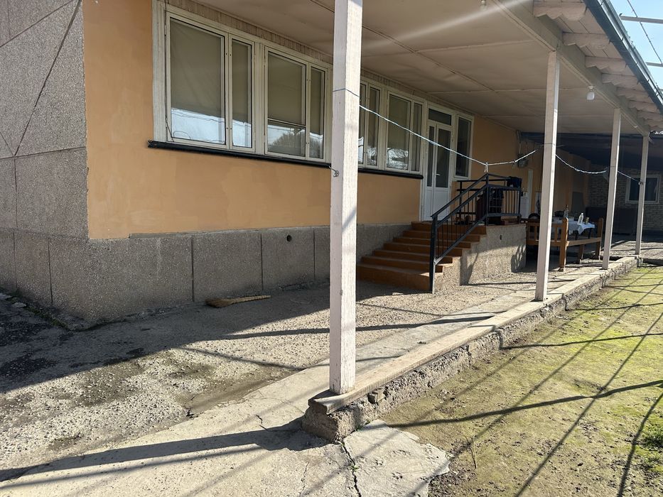 Катта ховлили уй сотилади