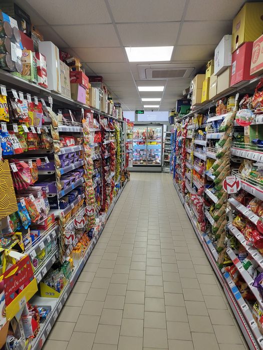 Vând spațiu comercial