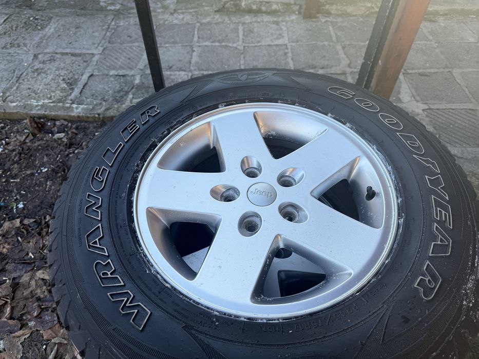 Продавам джанти с гуми 245/75/17 за Jeep