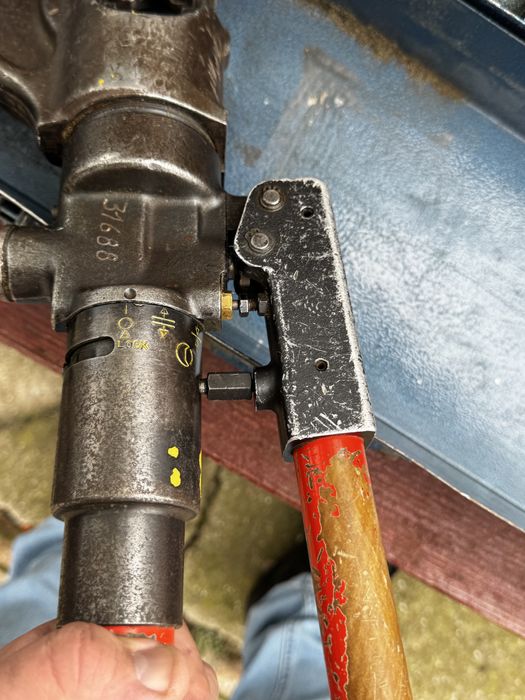 presa sertizat pneumatica manuala