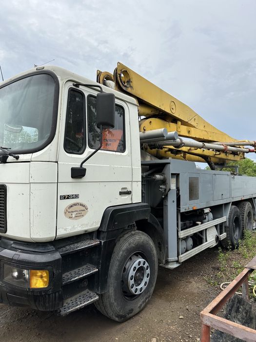 vând pompă de beton în stare bună