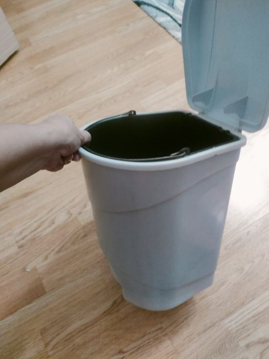 Пластиковое ведро для мусора