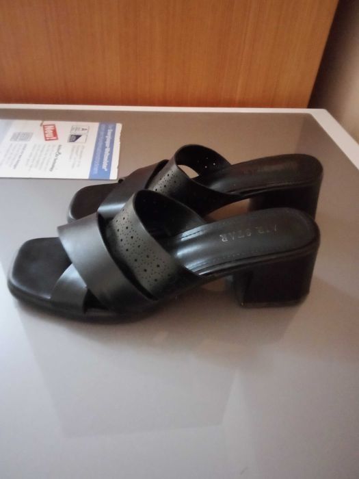 Дамски сандали и чехли